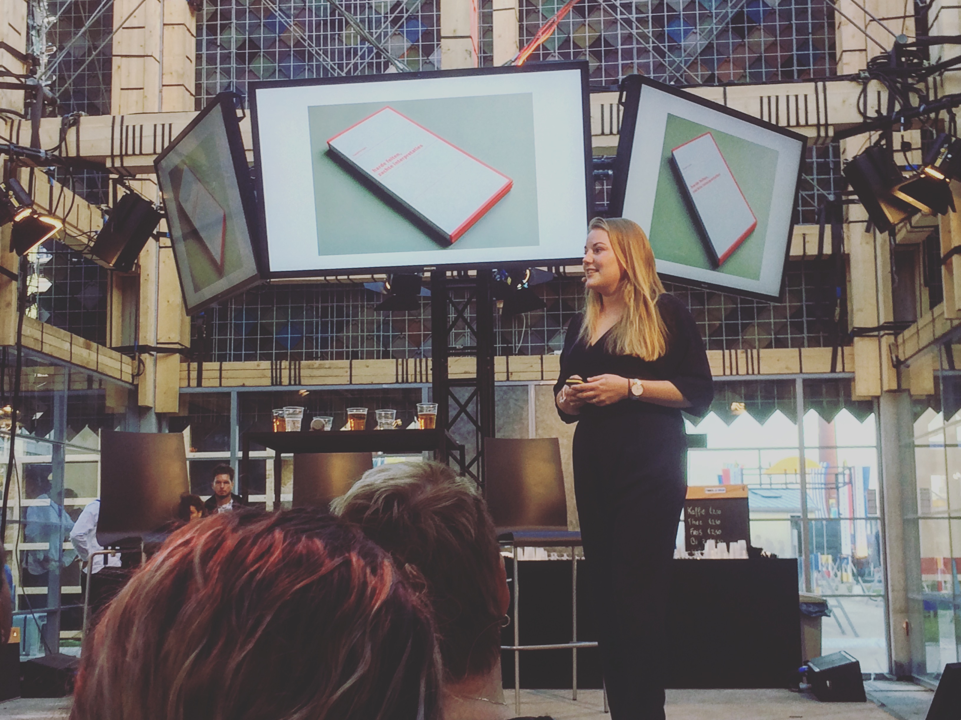 Presentatie van Amy Guijt over Zachte Interpretaties tijdens de Dutch Designweek voor de Volkskrant met Jeroen Junte