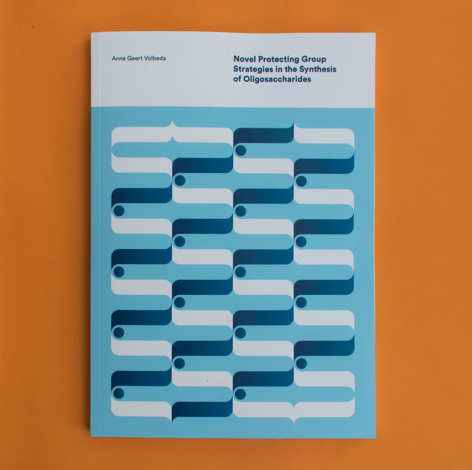 Gedeelte van de cover voor het proefschrift van Anne Geert Volbeda op een oranje achtergrond.